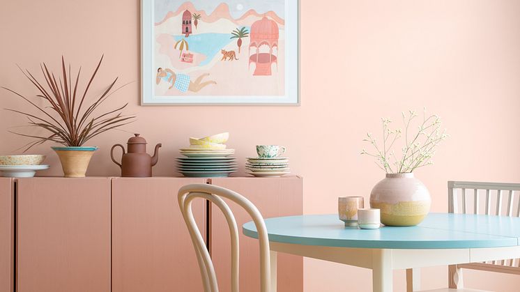 Lycke-Tak-Rose-Wood-29-Vägg-Sweet-Akito-Rose-25,-skåp-Blushing-Pink-27-stolar-Amandine-Beige-26-Bordsskiva--Balanced-Teal-28,-golv-i-Sunrise-Yellow-21_1_WEBB.jpg
