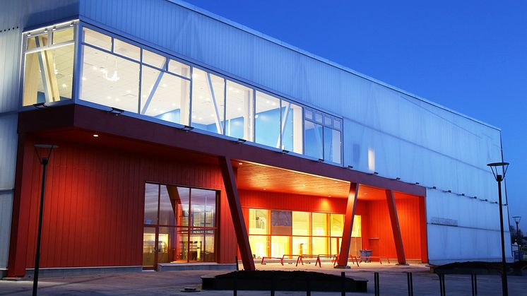 Sveriges första massivträskola har slagit upp portarna.
