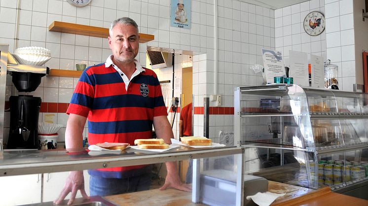 Christian Enehov bakom disken på Café David. 