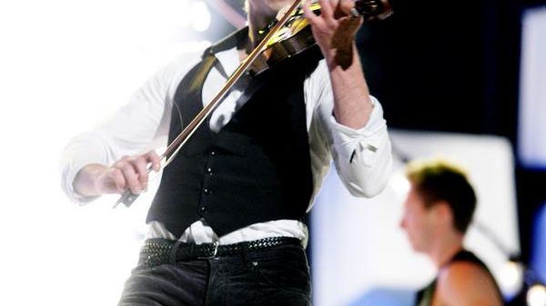 Alexander Rybak, stjärnorna från ”Andra Avenyn” och Nour El Refai på Stockholm Pride
