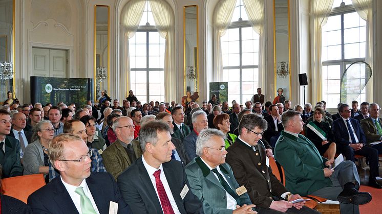 Zahlreiche Gäste nahmen an der Preisverleihung zum "Waldgebiet des Jahres 2018" im Ovalsaal auf der Königlichen Jagdresidenz Schloss Hubertusburg in Wermsdorf teil