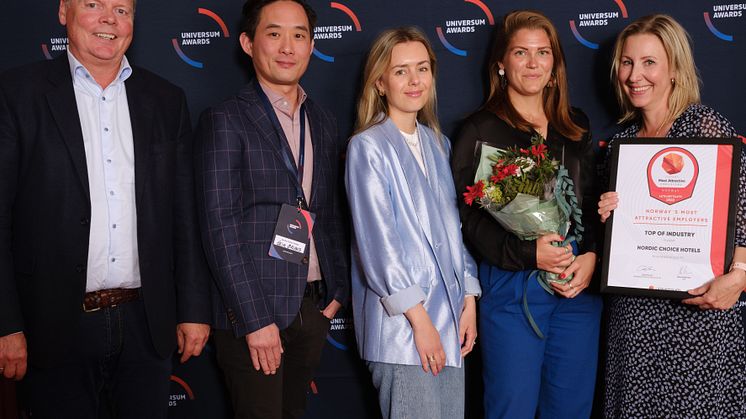 HR-sjef Karin Sjögren (til høyre) og kollegaer fra Nordic Choice Hotels med diplomet som viser at selskapet er det mest attraktive å jobbe i, innen turisme, for økonomistudenter.
