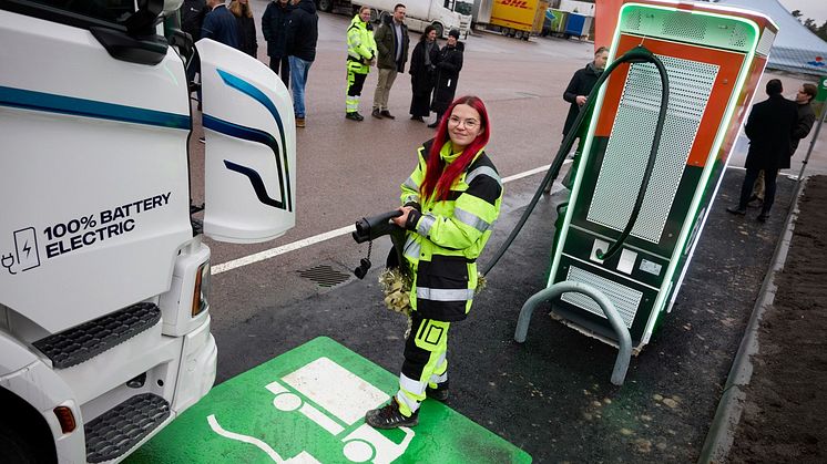 Den 29/11 invigde blivande lastbilsföraren Isabella Sommerhall Mälarenergis första publika laddstation för tunga transporter. Nu bildar Mälarenergi, Öresundskraft och Jönköping Energi ett bolag för laddning av tunga fordon. Foto: Lasse Fredriksson.