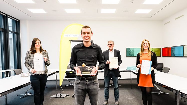 Spitzenleistung in der Ausbildung: Josef Aderer (vo.) vom Bayernwerk-Kundencenter Eggenfelden ist frischgebackener Bundessieger 2021 im Ausbildungsberuf Elektroniker für Betriebstechnik. Das Ausbildungsteam (hi.) könnte stolzer nicht sein.