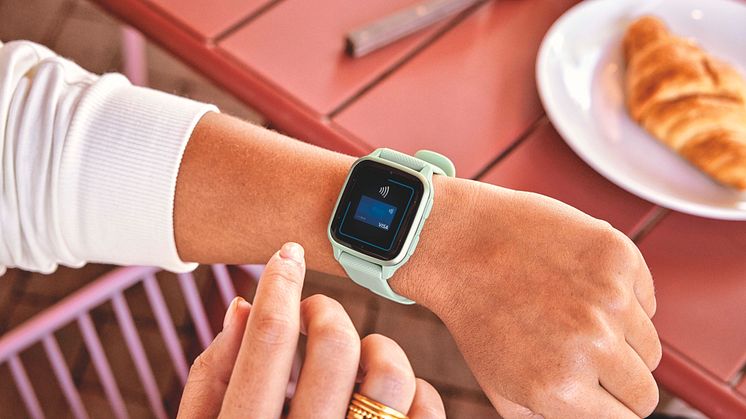 Venu_SQ2_Fashion_Wristie_Cafe_0455-Final