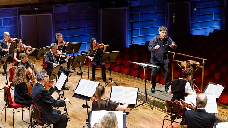 Alan Gilbert dirigerade Kungliga Filharmonikerna i en livesändning den 16 april. Foto: Yanan Li