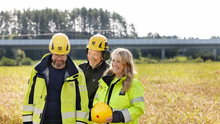 Tre av Umeå Energis drygt 400 medarbetare. Anders Sjödin, anläggningsutvecklare, Lars Stigedahl, elnätstekniker, och Anna Andersson, kompetensledare. Foto: Malin Grönborg