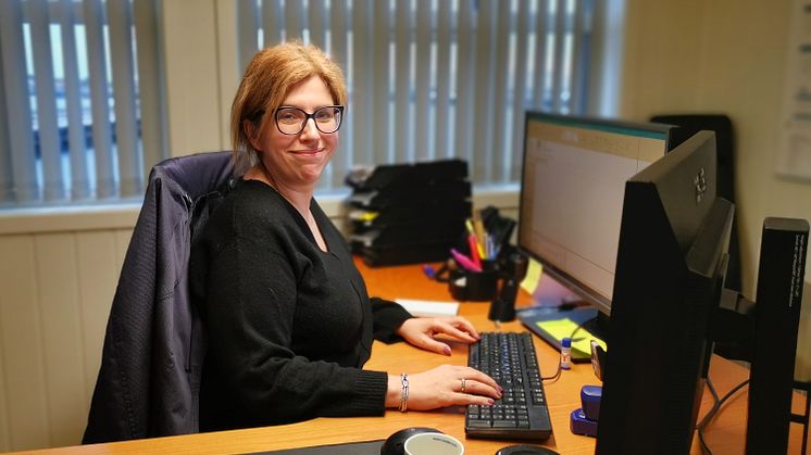 Jessica Gaertner som bor på Harøy, er skikkelig fornøyd med å ha fått fiber til jul. - Hastigheten er topp!, sier hun. Foto: Anne Iversen