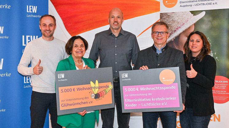 Dominic Kühling (l.) und Katrin Meiser (r.) haben die Vereine für das interne Voting vorgeschlagen und begleiteten LEW-Vorstand Christian Barr (m.) bei der Spendenübergabe an Rosemarie Schweyer, Glühwürmchen e.V. und Thomas Kleist, Lichtblicke e.V.