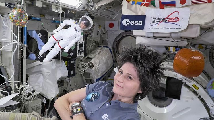 Zum Start der World Space Week wird heute ein Video von Cristoforetti und ihrer Barbie-Puppe in Schwerelosigkeit auf der ISS veröffentlicht.
