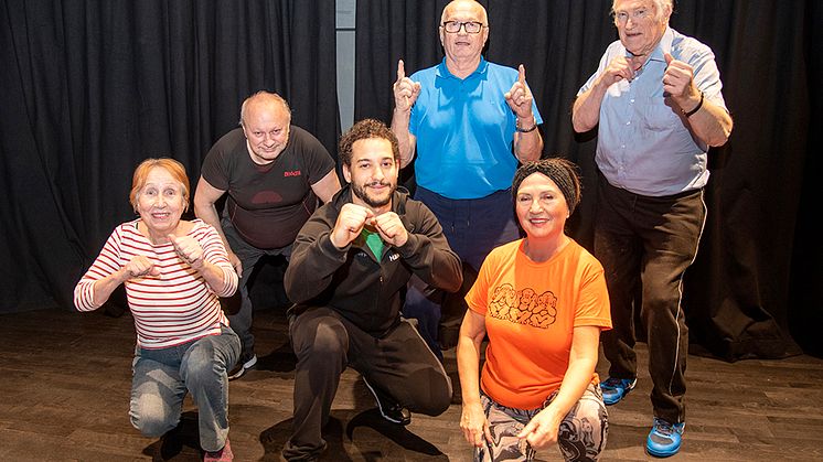 Det är ett gott gäng som under ledning av Hälsotekets Charles Mellin provar på träning på Kulturhuset Bergsjön.