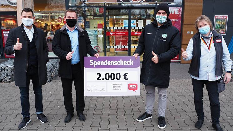 Gemeinsam stark für Kinder: Rewe-Vertriebsleiter Frank Hofman und DHfK-Manager Karsten Günther (beide Mitte). 