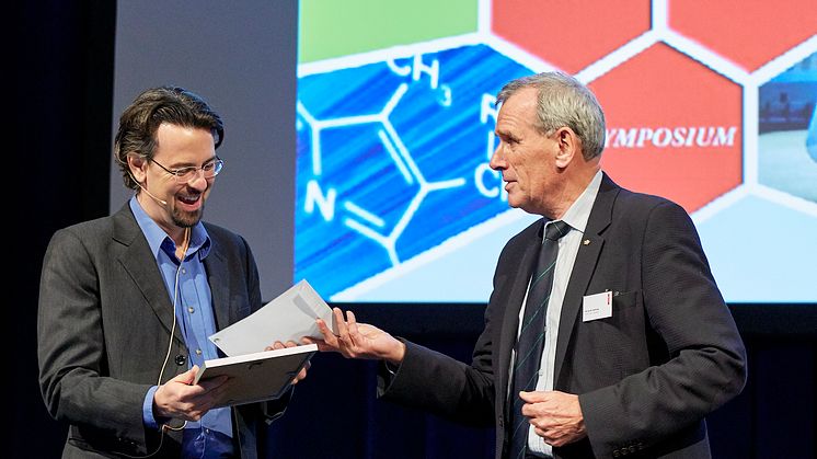 Professor Klaus Bock overrakte Torkil Holm Prisen 2016 til Dimitrios Stamou.
