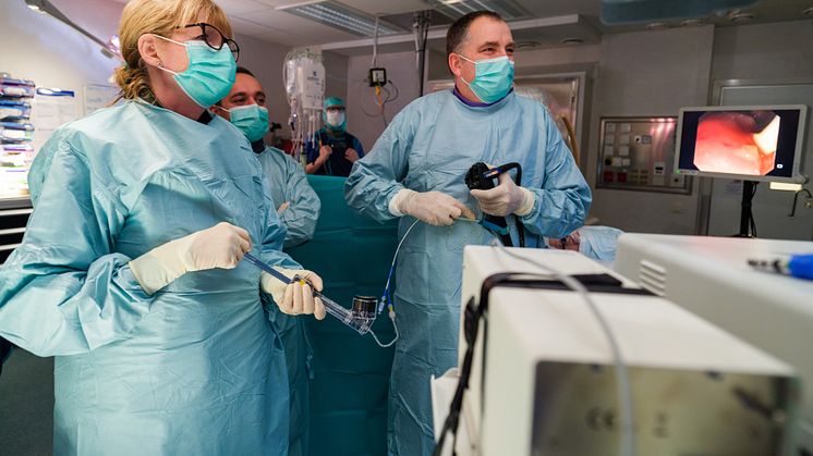 Maria Johansson, undersköterska vid Endoskopienheten, Muhammed Al-Jabouri, assisterande operatör och Urban Arnelo, huvudoperatör, under en ERCP.