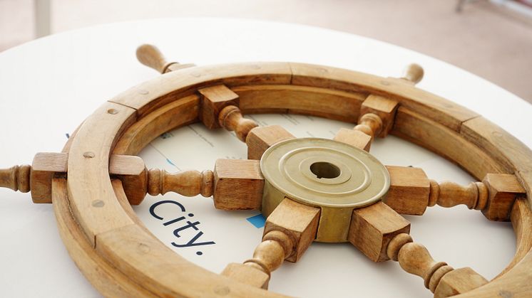 Traditionell übergeben die Segelkinder das Steuerrad zum Saisonabschluss an die Erwachsenen zurück. 