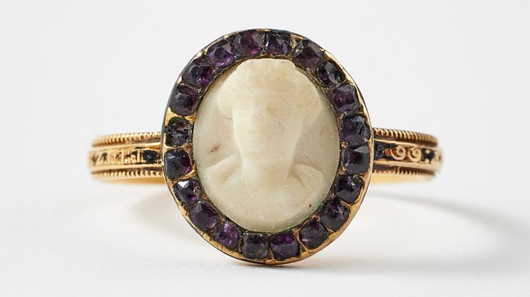 Skuren kamé i marmor med ametister, 1774