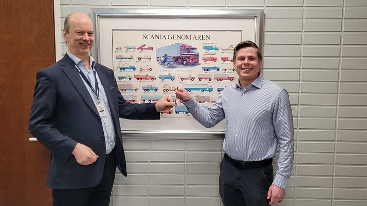 Scania Suomen kassakaapin avain vaihtoi omistajaa. 15 vuotta talousosastoa luotsannut Jukka Tiusanen (vas) luovutti avaimen uudelle talousjohtajalle Jussi Korkeamäelle