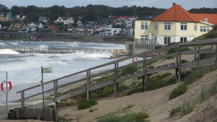 Vågorna från stormen Knud tär på stranden i Skälderviken.