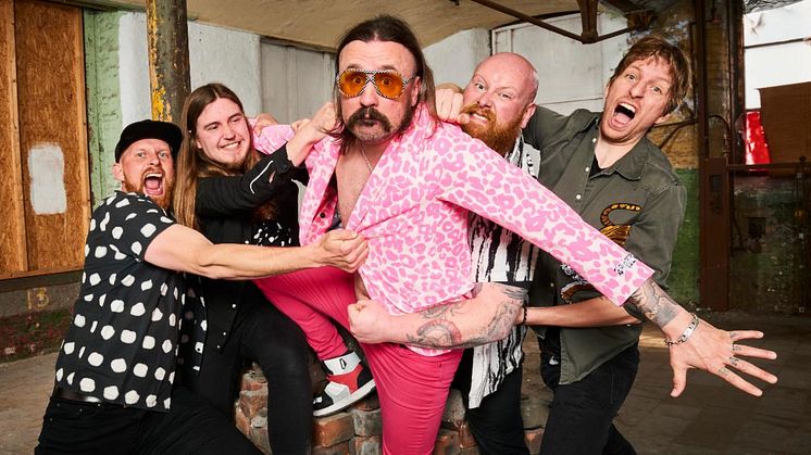 Massive Wagons släpper den Yacht Rock inspirerade videon Please Stay Calm 