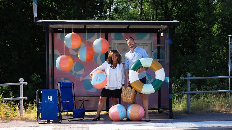 Yasmine Möllerström Henstam (Hallandstrafiken) och Jimmy Sandberg (Visit Halland) på hållplatsen Sandhamnsvägen i Halmstad.