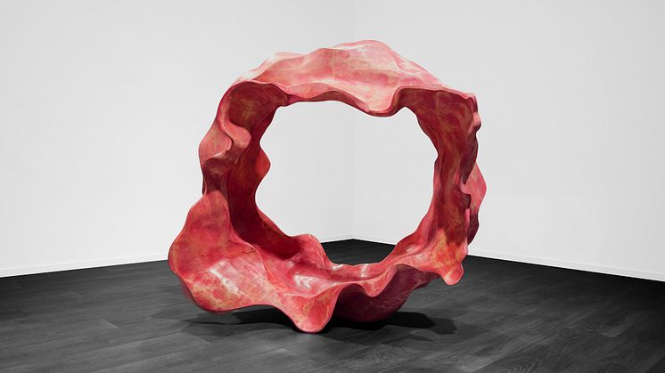 Installationsvy från Galleri Skomakeriet av Samaneh Reihanis skulptur Saghi.  