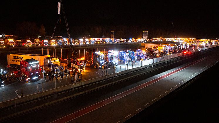 På fredagskvällen samlas de till en mäktig ljusshow. Foto Joachim Cruus.