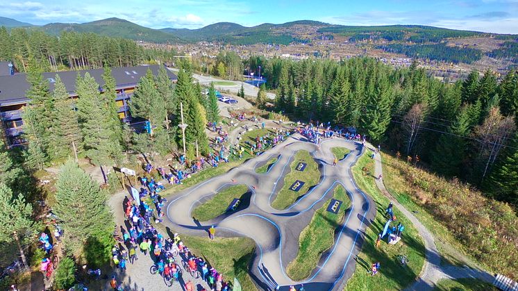 Pumptrack-konkurranse er veldig populært under Familiedagen i Gullia. Foto: Are Tallaksrud 