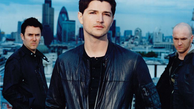 Debutanterna The Script slåss mot ABBA om förstaplatsen i UK 