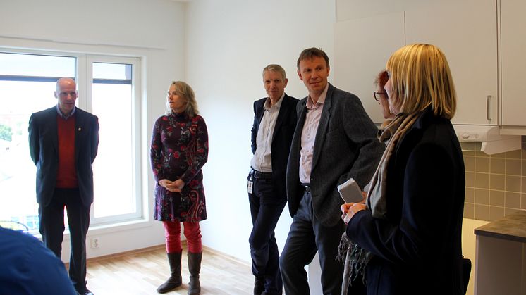 Besøk i en av de nye leilighetene, der beboeren ennå ikke har flyttet inn.