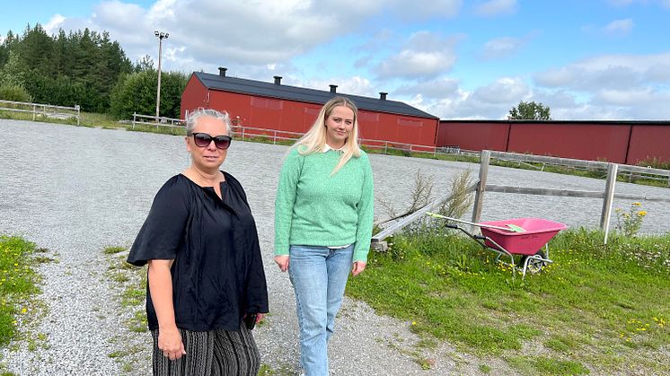 Mimmi Andersson, driftchef vid Grans Naturbruksgymnasium och Kata Nilsson, kommunalråd Piteå kommun, står framför grusplanen där den nya maskinhallen kommer byggas. Foto: Helene Markström