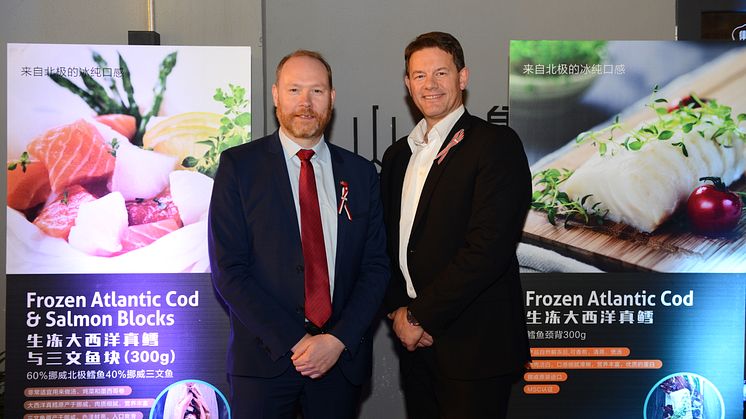 Fiskeriutsending Sigmund Bjørgo og Frode Mikkelsen (Head og VAP sales i Lerøy,) under lanseringen i Kina.