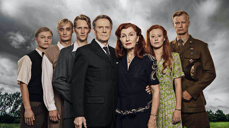 Billedtekst (fra venstre): Sylvester Byder, Lue Dittmann Støvelbæk, Mads Reuther, Jesper Christensen, Bodil Jørgensen, Sara Viktoria Bjerregaard Christensen, Gustav Dyekjær Giese. Fotograf: Christian Geisnæs