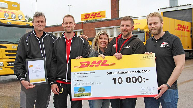 Olle Forsberg, Tobias Larsson, Catarina Källström Nilsson, Henrik Persson och Joakim Tuvér är glada åt DHL´s Hållbarhetspris.