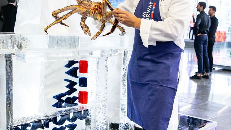 Mario Sandoval med norsk kongekrabbe under World's 50 best restaurants i Bilbao