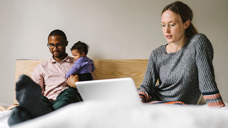 Parents in dual-earner families experience fewer depressive symptoms. Image: Johnér bildbyrå AB