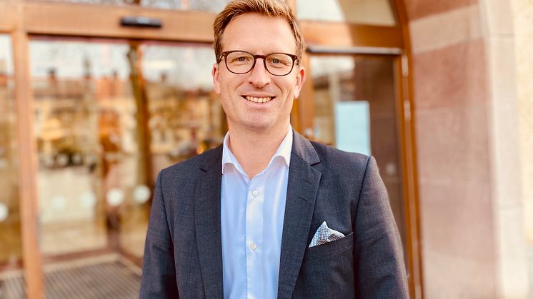 Per Skargren, vd på Sala Sparbank framför huvudkontoret i Sala. Banken har även kontor i Heby och Östervåla.