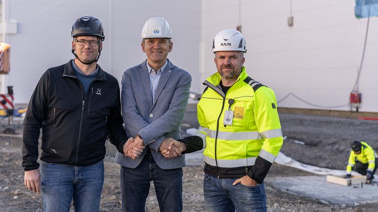 Nu byggs andra etappen av Polarbageriet i Älvsbyn_Fr.v. Jonas Holmgren - Fastighetschef, Anders E Johansson - vd Polarbröd och Samuel Hellström - vd Hellströms Bygg