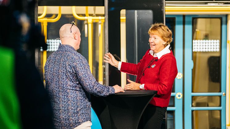 Ordfører Marianne Borgen i samtale med en av kveldens programledere, Jan Erik Larssen. I tillegg var Sporveiens egen konserndirektør for Kommunikasjon, Torgeir Kristiansen, ledere av lanseringen. 