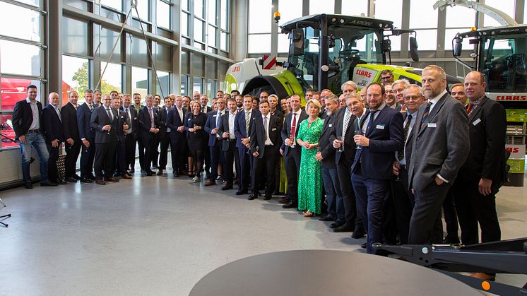 En del av Swedish Agro Machinerys anställda var på plats under invigningskvällen.