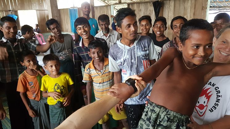 Foto från Clowner utan Gränsers turné i Rakhine, Burma, i juni 2017.