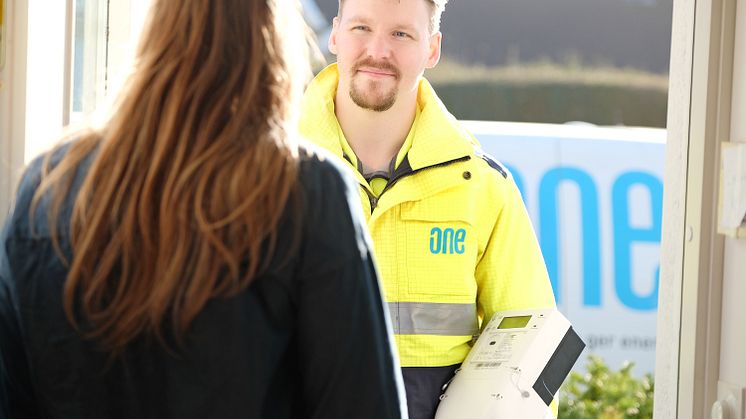 Elmätarmontör på uppdrag för att byta elmätare i ett hushåll.