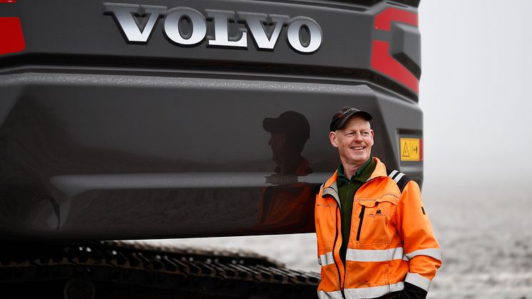 Stefan Candell framför sin EC250 Long Reach.