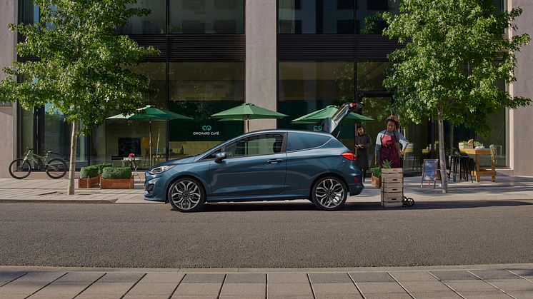 •	Az új, kompakt Ford Fiesta Van látványos külső megjelenése segít, hogy tulajdonosuk kitűnjön a tömegből, belső fejlesztései pedig javítják a munkavégzés komfortját