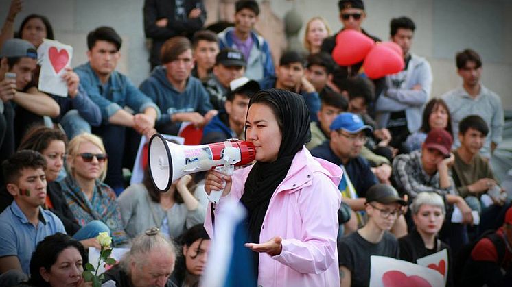 På Medborgarhusets trappor blandades afghanska ungdomar med svenskar i olika åldrar. 