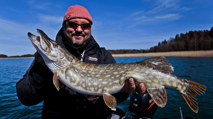 Johan Broman fiskar gädda i Handsjön under inspelningen av Fiskedestination, Fisketåget, som sänds på tv under april. 