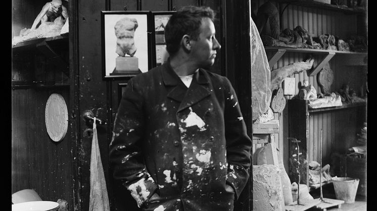 Gustav Vigeland in the old studio in Hammersborg, 1903 / Gustav Vigeland i sitt gamle studio på Hammersborg, 1903.