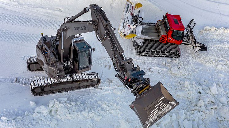 Volvo ECR355E och pistmaskin i Falu Snowpark