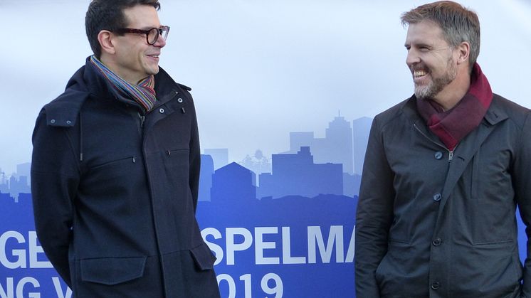Elias Aguierre och Anders Stjärnberg förbereder sig inför "första spadtaget" för HSB brf Spelmannen.
