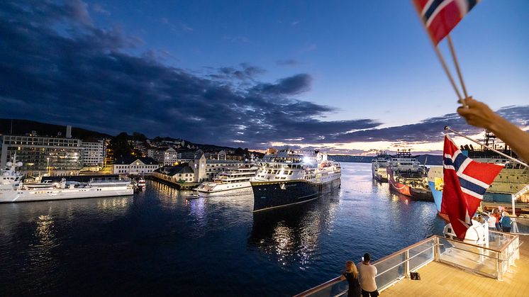 Havila Polaris departs Bergen