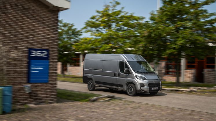 2024_Proace-MAX-Comfort-H2L3-BEV_-Silver-Shadow_Dynamic_010.jpg
